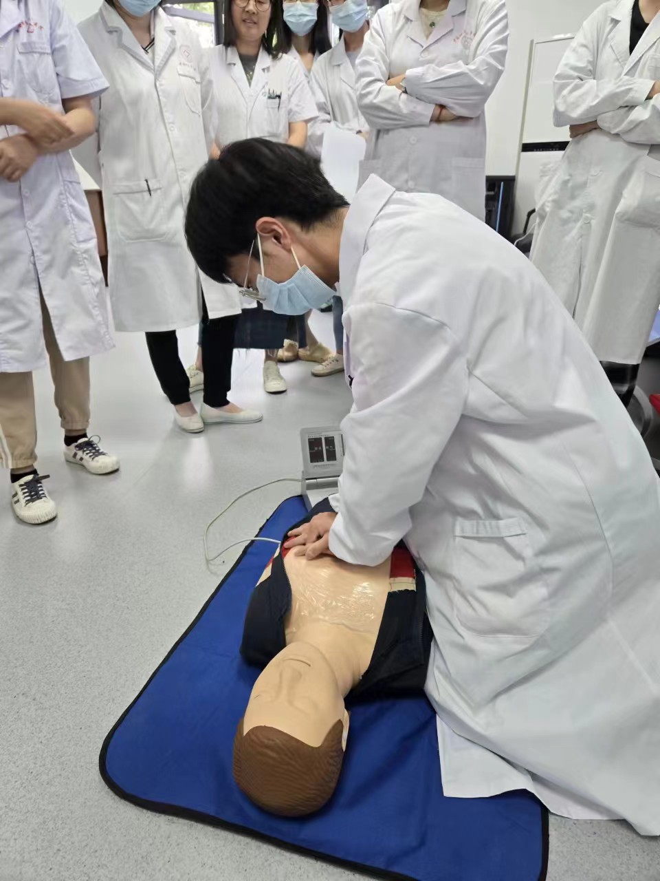 我院组织开展心肺复苏技能培训考核活动-校医院
